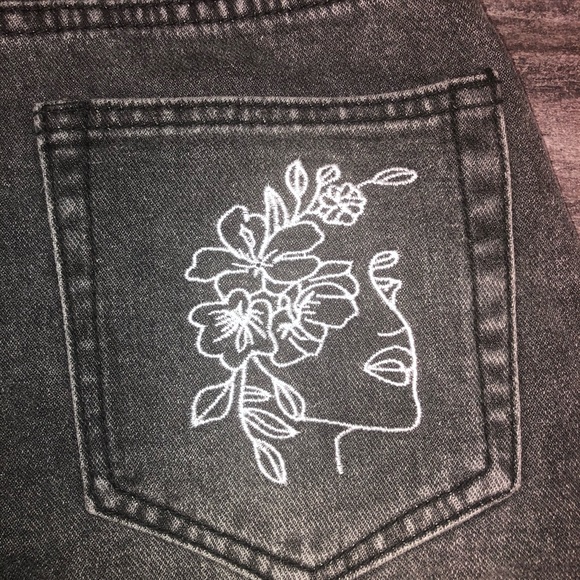 Embroidered black jean shorts - Picture 2 of 3